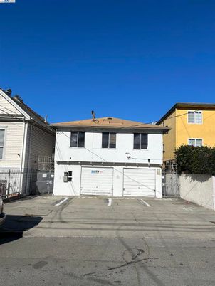 Attached, Exterior, Facade, Split Level