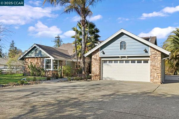Attached, Exterior, Facade, Ranch