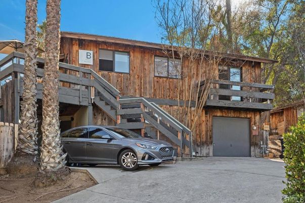 Attached, Exterior, Facade, Rowhouse