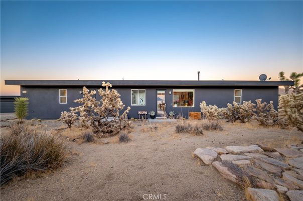Exterior, Facade, Ranch