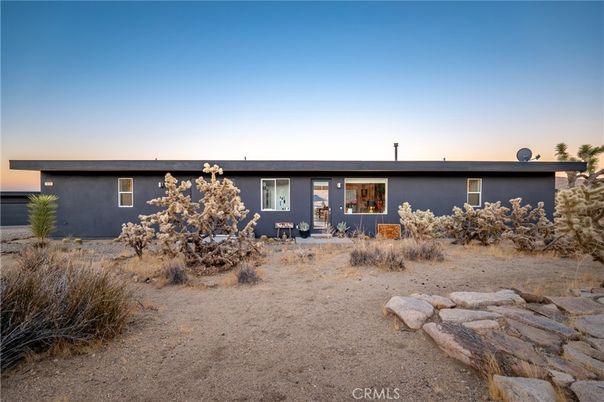 Exterior, Facade, Ranch