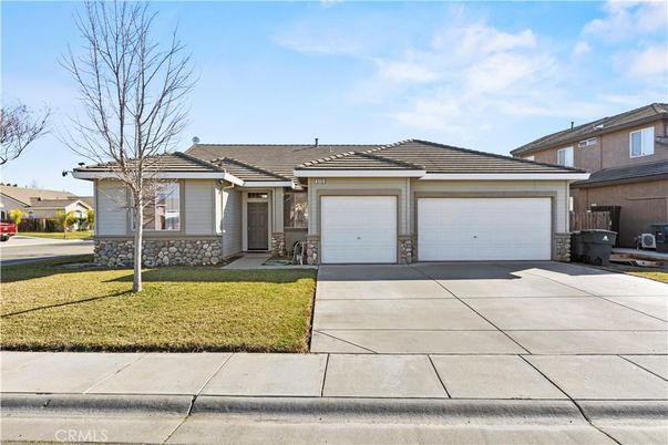 Attached, Exterior, Facade, Ranch