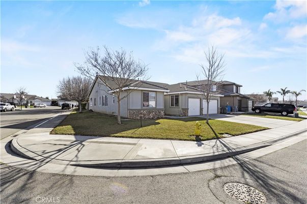 Exterior, Facade, Ranch