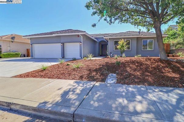 Attached, Exterior, Facade, Ranch
