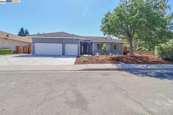 Attached, Exterior, Facade, Ranch