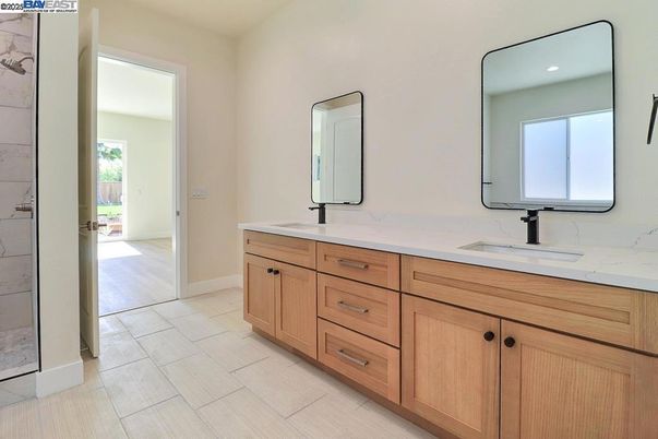 Bathroom, Dual Sink Vanities, Interior, Recessed Lighting