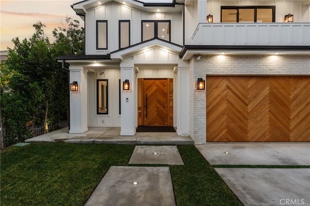 Exterior, Facade, Modern