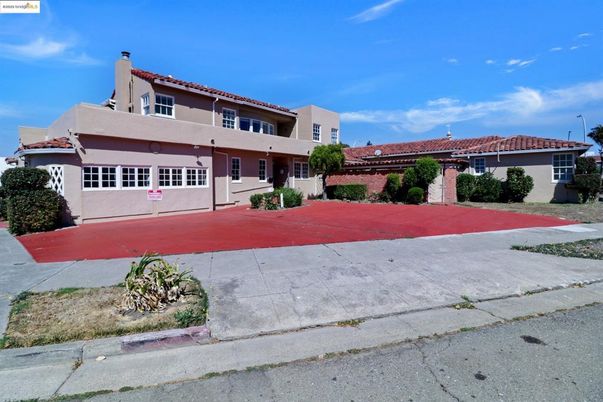 Attached, Exterior, Facade, Mediterranean