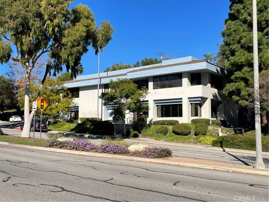 Exterior, Facade, Modern