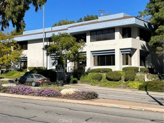 Exterior, Facade, Modern