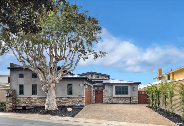 Exterior, Facade, Ranch