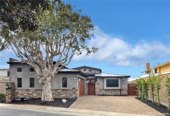 Exterior, Facade, Ranch