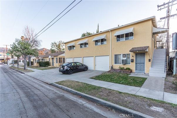 Attached, Exterior, Facade, Rowhouse