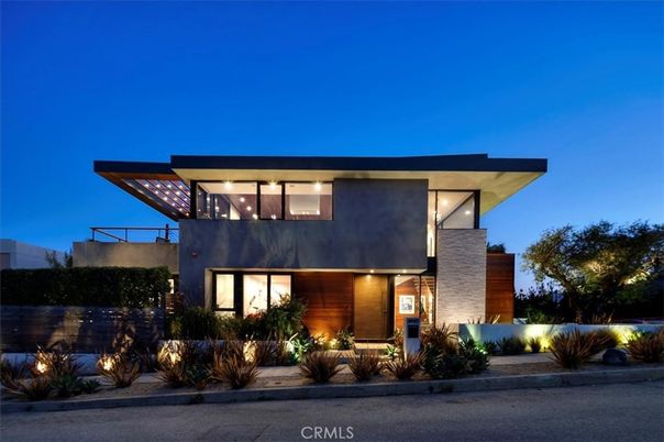 Exterior, Facade, Modern