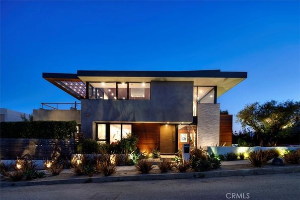 Exterior, Facade, Modern