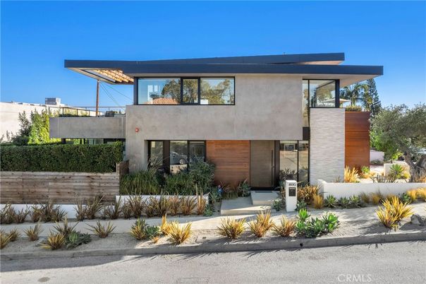 Exterior, Facade, Modern