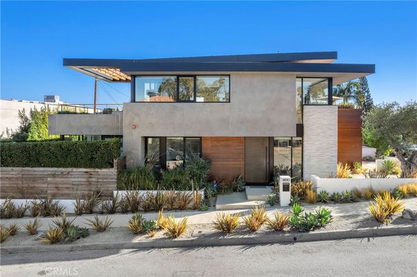 Exterior, Facade, Modern