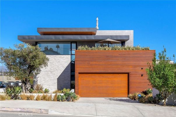 Attached, Exterior, Facade, Modern