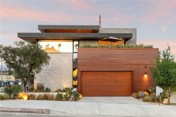Attached, Exterior, Facade, Modern