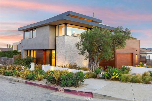 Attached, Exterior, Facade, Modern