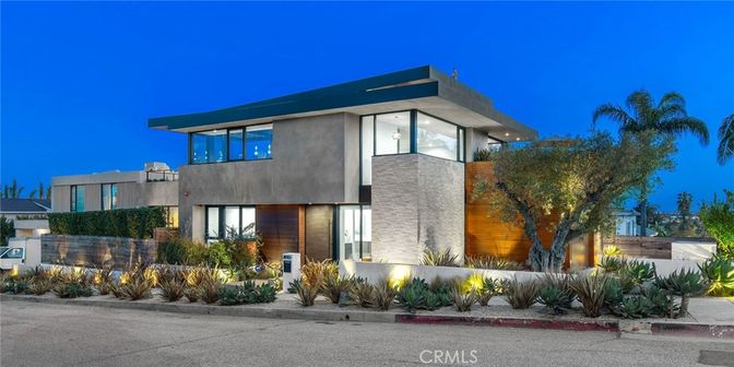 Exterior, Facade, Modern