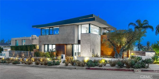 Exterior, Facade, Modern