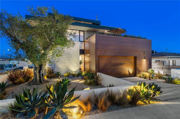 Attached, Exterior, Facade, Modern