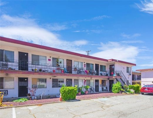 Exterior, Facade, Rowhouse