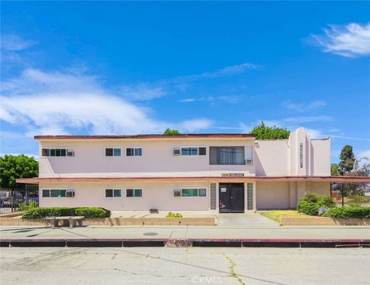 Exterior, Facade, Modern