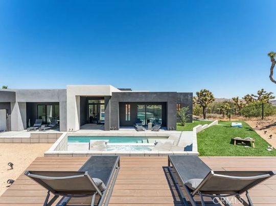 Backyard, Exterior, Facade, Pool, Modern