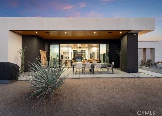 Exterior, Facade, Modern