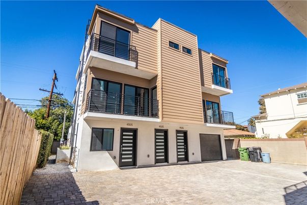 Exterior, Facade, Modern