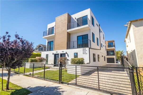 Exterior, Facade, Modern