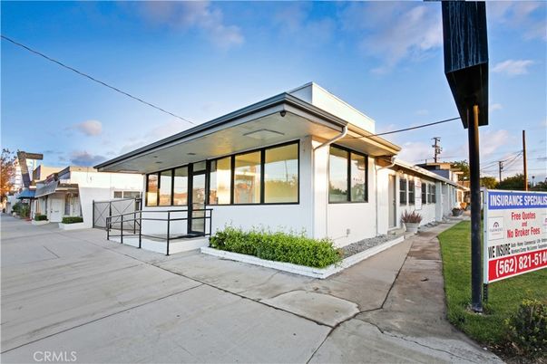 Exterior, Facade, Modern
