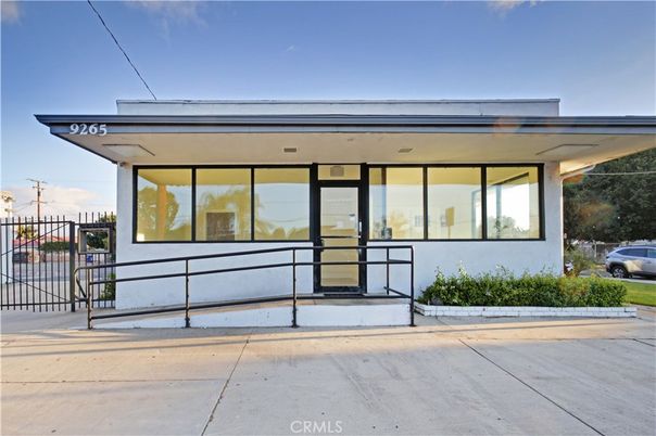 Exterior, Facade, Modern