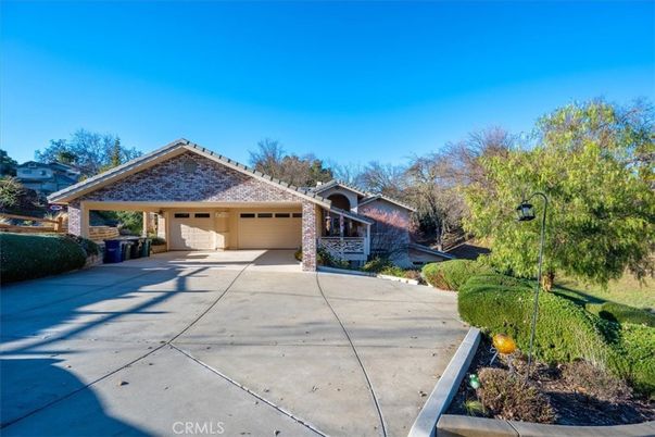 Attached, Exterior, Facade, American Craftsman