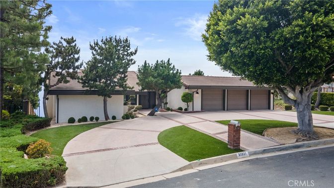 Attached, Exterior, Facade, Ranch