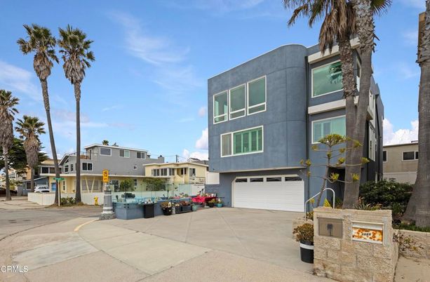 Attached, Exterior, Facade, Modern