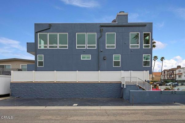 Exterior, Facade, Modern
