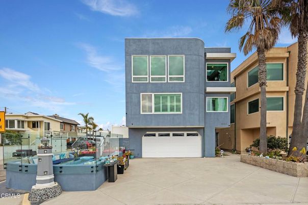 Attached, Exterior, Facade, Modern