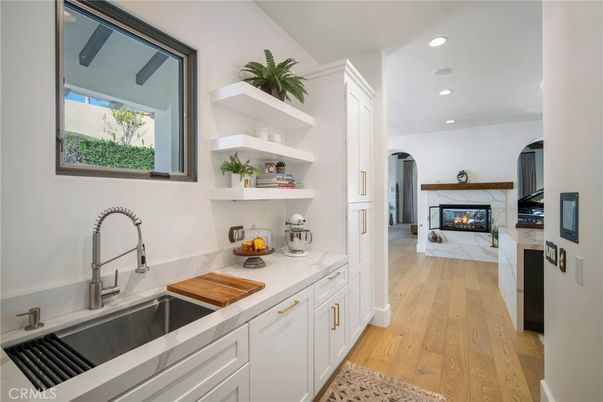 Fireplace, Interior, Kitchen, Recessed Lighting, Wood Texture Flooring