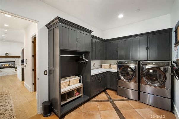 Interior, Recessed Lighting, Washer, Wood Texture Flooring