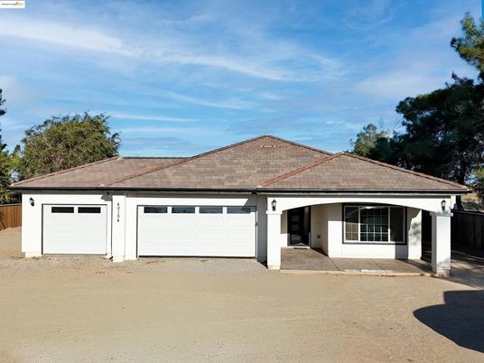 Attached, Exterior, Facade, Ranch