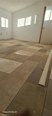 Empty room, Interior