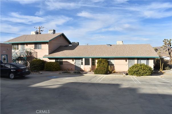 Exterior, Facade, Ranch