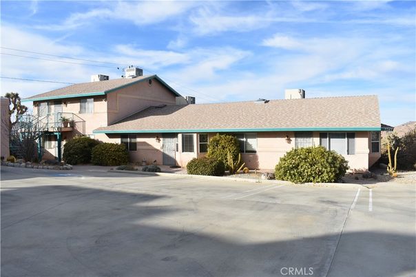 Exterior, Facade, Ranch
