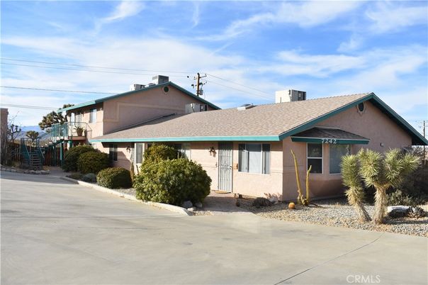 Exterior, Facade, Ranch