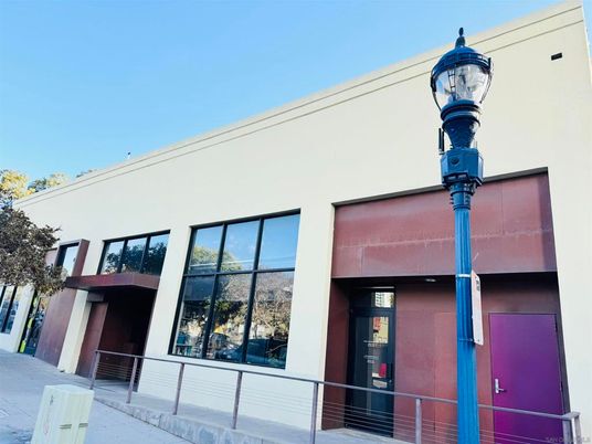 Exterior, Facade, Modern