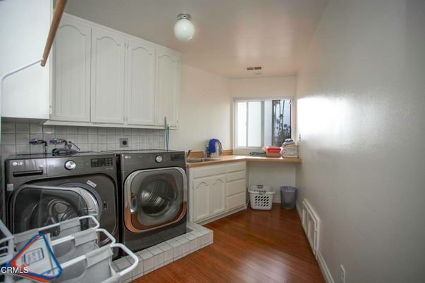 Interior, Washer, Wood Texture Flooring