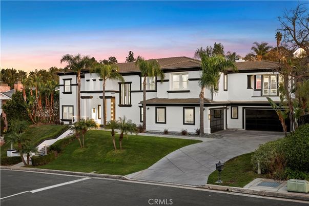 Attached, Exterior, Facade, Mediterranean